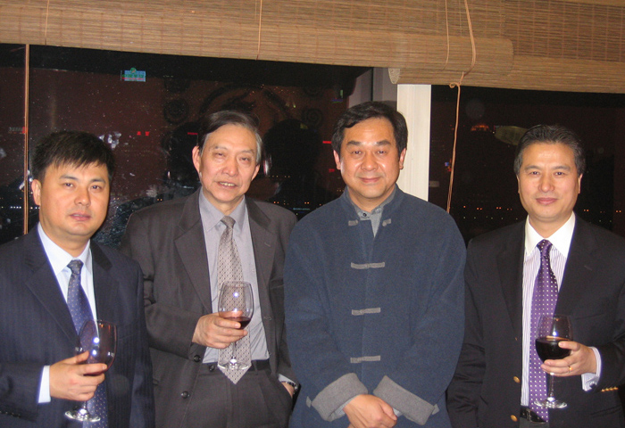 2005.12.19在上海与杨胜利院士及好友在参加晚宴时合影